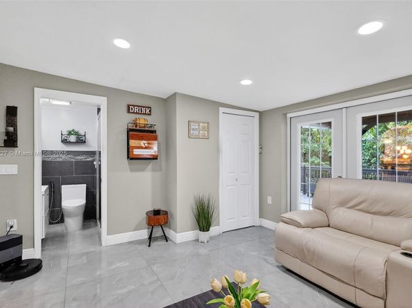 8210 NW 10th St, Pembroke Pines FL 33024