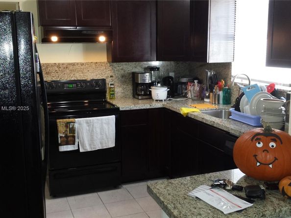 27 SW 7th St, Hallandale Beach FL 33009