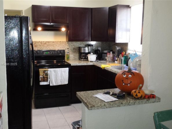 27 SW 7th St, Hallandale Beach FL 33009