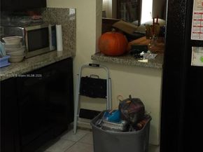 27 SW 7th St, Hallandale Beach FL 33009