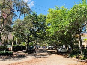 6815 Edgewater Dr 105, Coral Gables FL 33133
