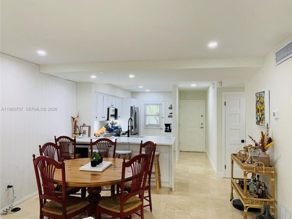 6815 Edgewater Dr 105, Coral Gables FL 33133
