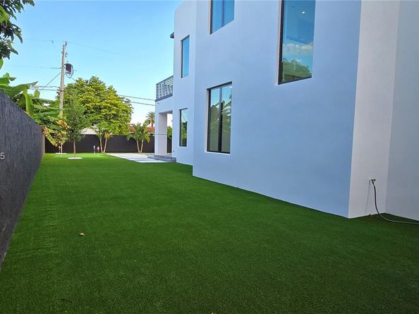 9330 SW 34th St, Miami FL 33165