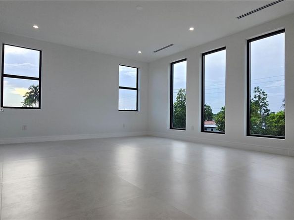 9330 SW 34th St, Miami FL 33165