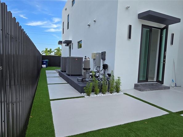 9330 SW 34th St, Miami FL 33165