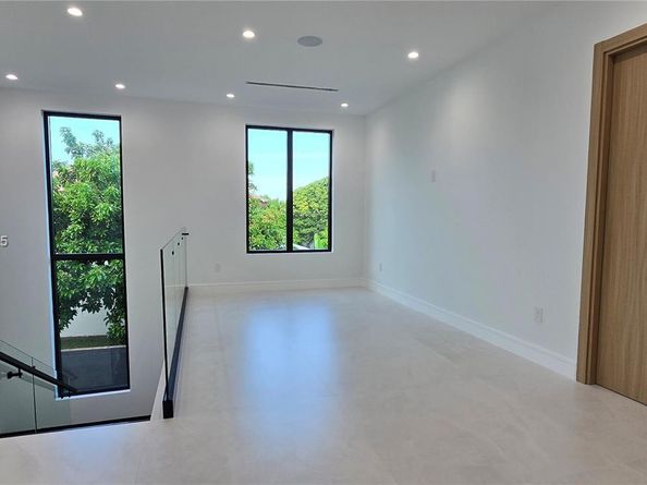 9330 SW 34th St, Miami FL 33165
