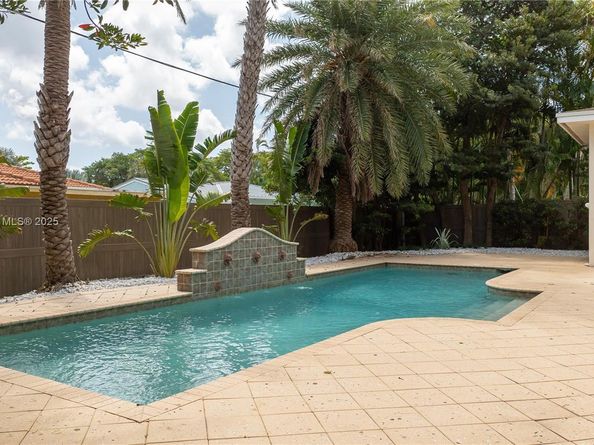 260 NE Wavecrest Ct, Boca Raton FL 33432