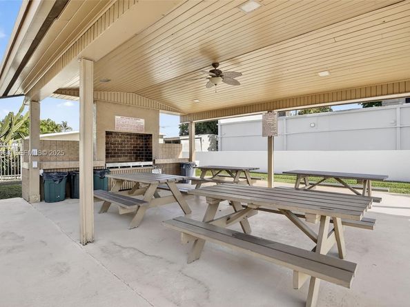 3024 SW 52nd St, Dania Beach FL 33312