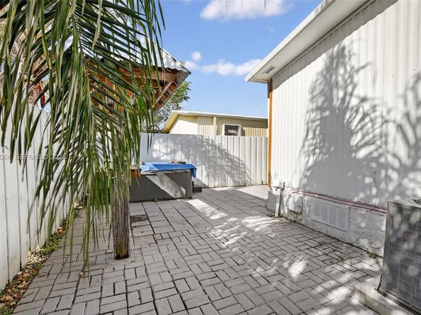3024 SW 52nd St, Dania Beach FL 33312