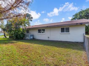 7541 SW 9th St, Plantation FL 33317