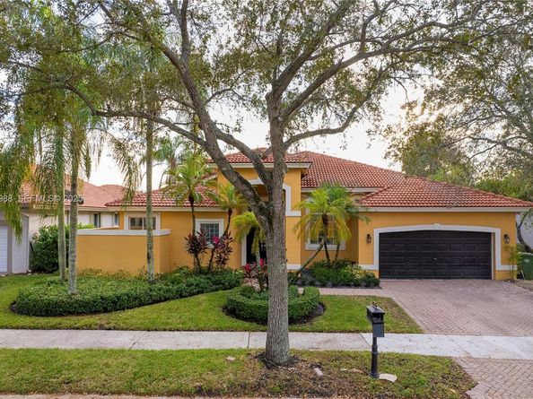 2893 Oakbrook Dr, Weston FL 33332