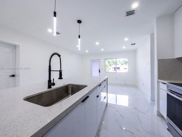 910 NW 133rd St, North Miami FL 33168