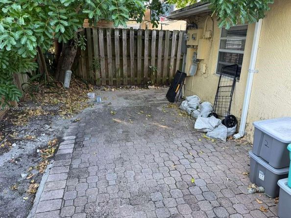 390 NE 30th St, Pompano Beach FL 33064