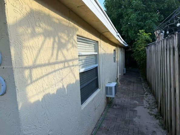 390 NE 30th St, Pompano Beach FL 33064