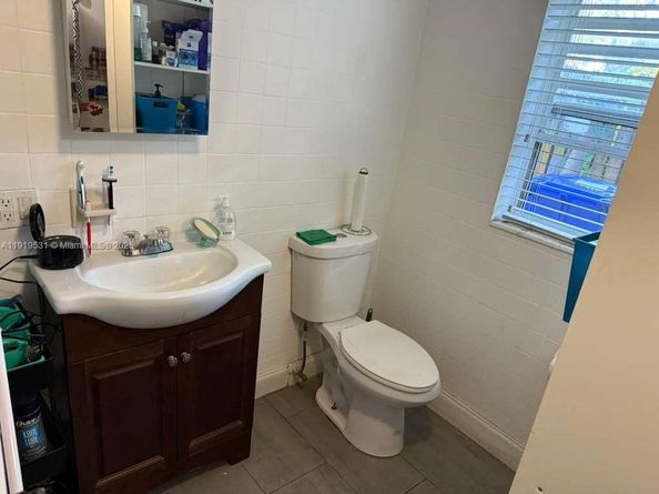 390 NE 30th St, Pompano Beach FL 33064