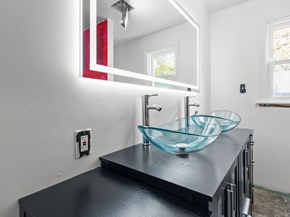 36 N Main St, Webster MA 01570