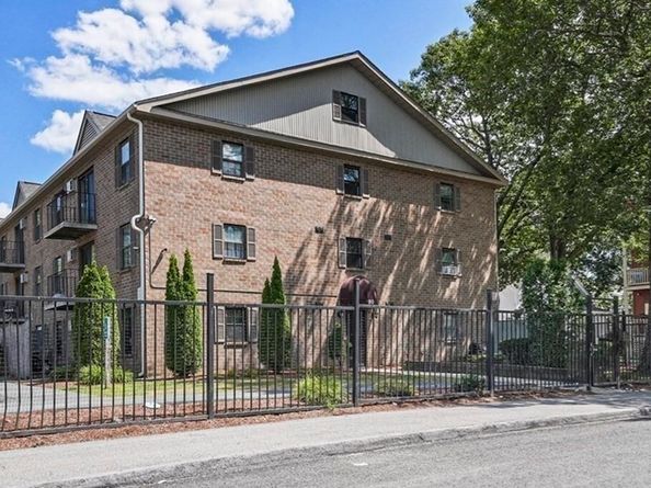 80 Stanton St 32, Worcester MA 01605