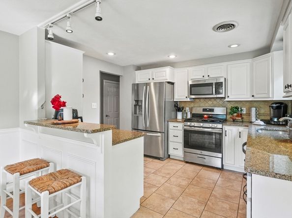 5 Hawthorne Circle, Northborough MA 01532