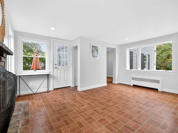 37 Pine St, Bedford MA 01730