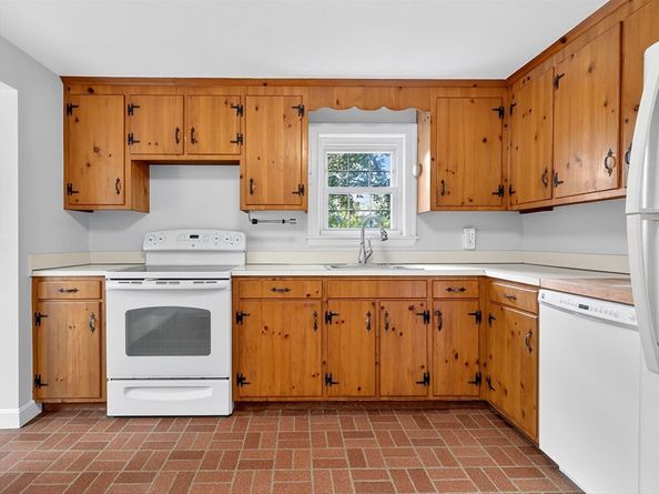 37 Pine St, Bedford MA 01730
