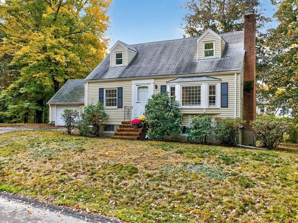 37 Pine St, Bedford MA 01730