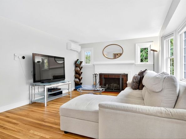 37 Pine St, Bedford MA 01730