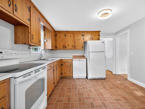 37 Pine St, Bedford MA 01730
