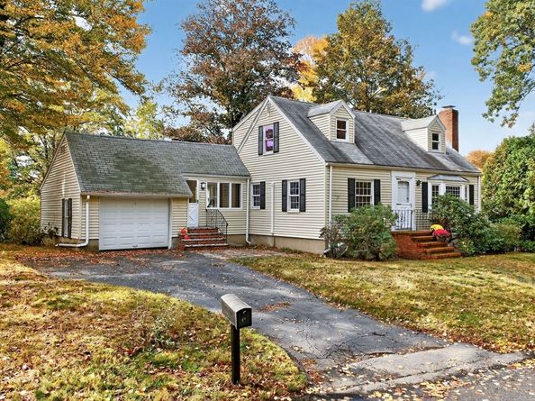 37 Pine St, Bedford MA 01730