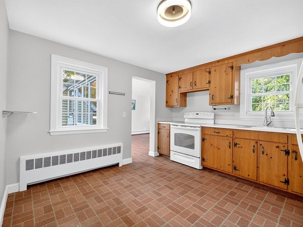 37 Pine St, Bedford MA 01730