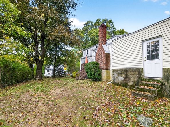 37 Pine St, Bedford MA 01730