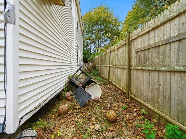 36 Elm St, Uxbridge MA 01569