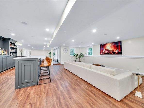 4 Lowell St, Lynnfield MA 01940