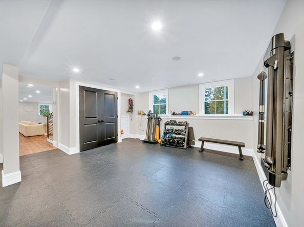 4 Lowell St, Lynnfield MA 01940