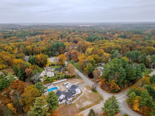 4 Lowell St, Lynnfield MA 01940