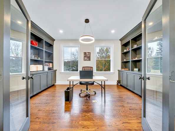 4 Lowell St, Lynnfield MA 01940