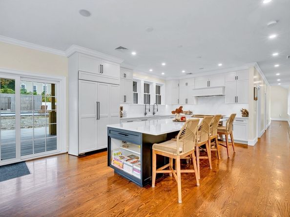 4 Lowell St, Lynnfield MA 01940