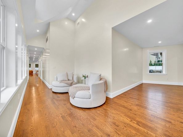 4 Lowell St, Lynnfield MA 01940