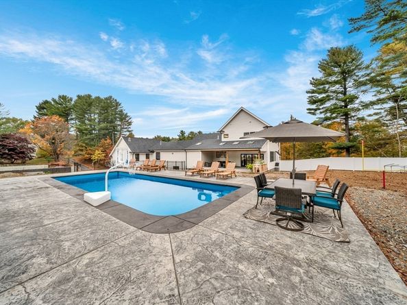 4 Lowell St, Lynnfield MA 01940