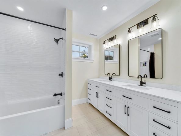 4 Lowell St, Lynnfield MA 01940