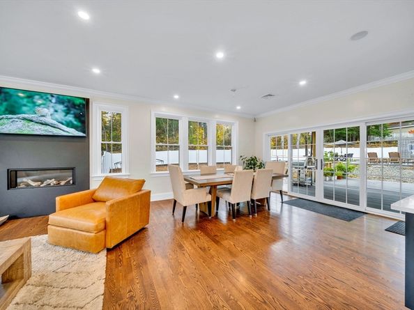 4 Lowell St, Lynnfield MA 01940