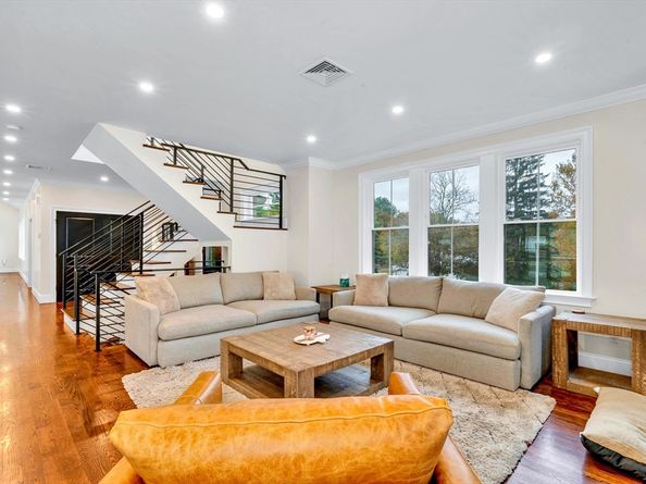 4 Lowell St, Lynnfield MA 01940