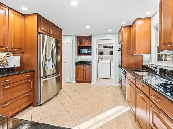 10 Foothill Rd, Framingham MA 01702