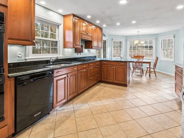 10 Foothill Rd, Framingham MA 01702