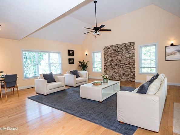 4 Farrar Rd, Upton MA 01568