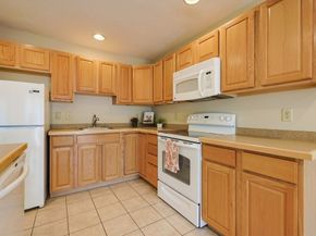 103 Centre Ln 103, Walpole MA 02081