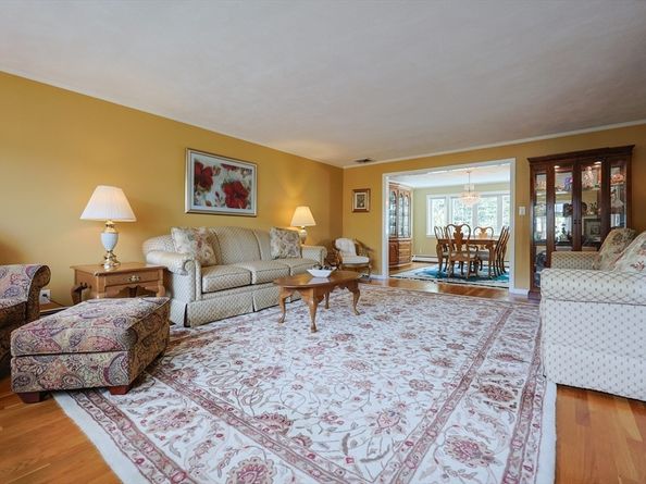 28 Fieldstone Dr, Stoneham MA 02180