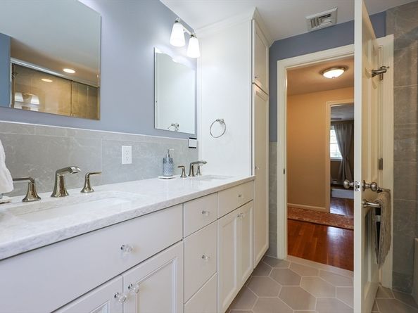 28 Fieldstone Dr, Stoneham MA 02180
