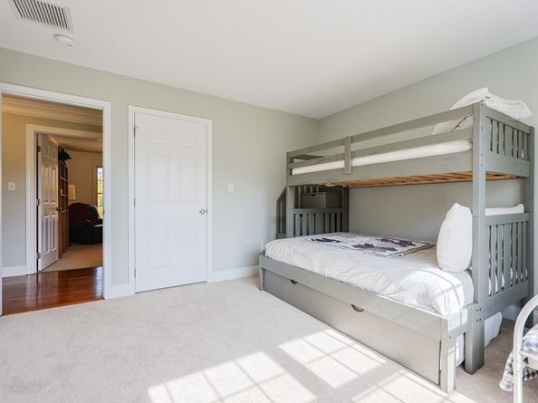 1 Valley View Dr, Grafton MA 01536