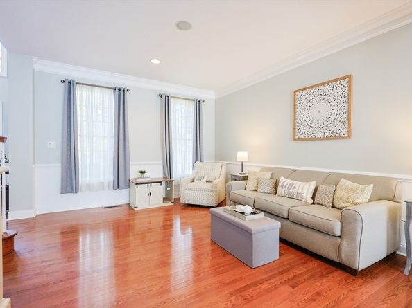 1 Valley View Dr, Grafton MA 01536
