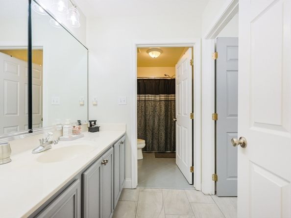 1 Valley View Dr, Grafton MA 01536